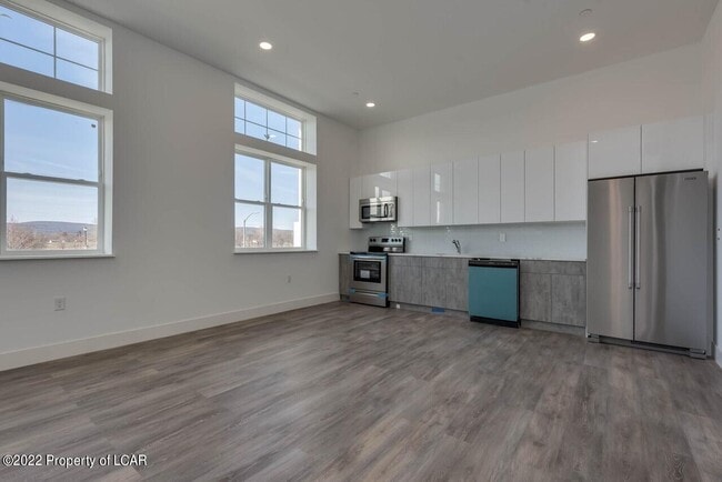 Building Photo - 19 N River St