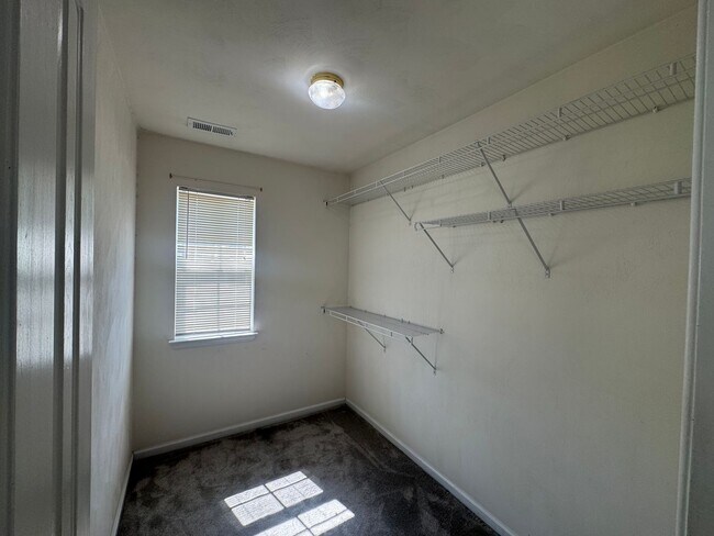 Building Photo - Beautifully Spacious Chesapeake Home