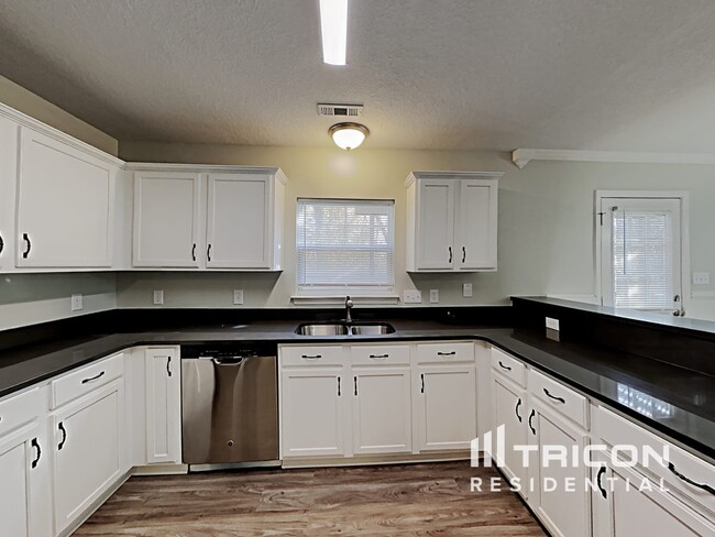 Building Photo - 807 Sinclair Dr