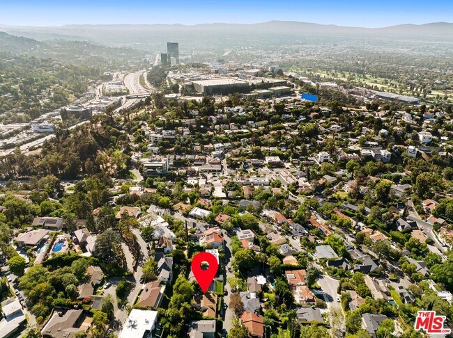 Building Photo - 3414 N Knoll Dr