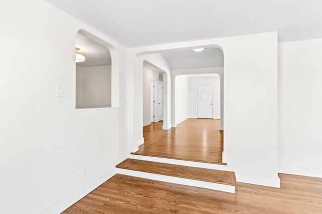 Building Photo - Charming & Spacious Single Family Home
