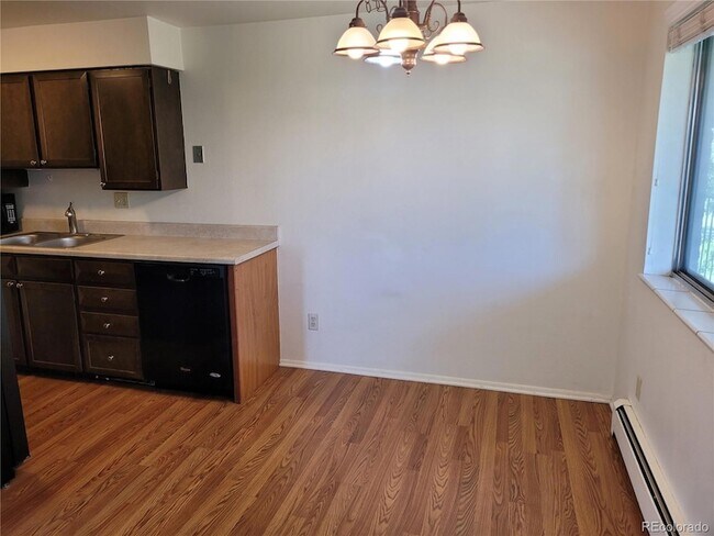 Building Photo - 633 Oak St