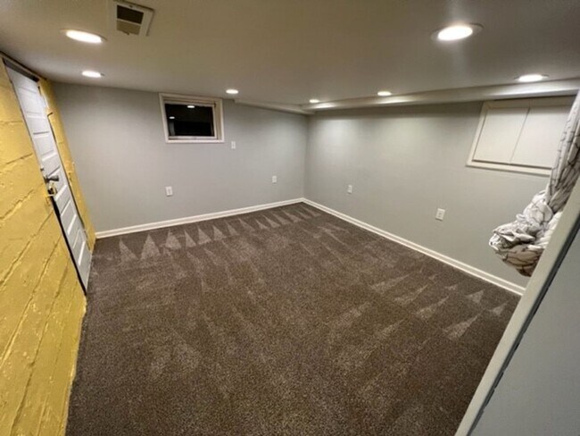 Building Photo - Duluth, MN - 4 Bedroom - 2 Bath - 2 car garage - Single family home