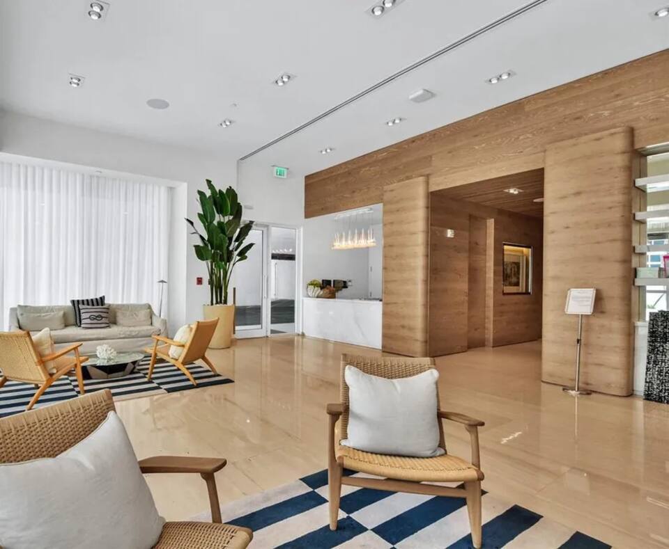 Building Photo - 401 N Birch Rd