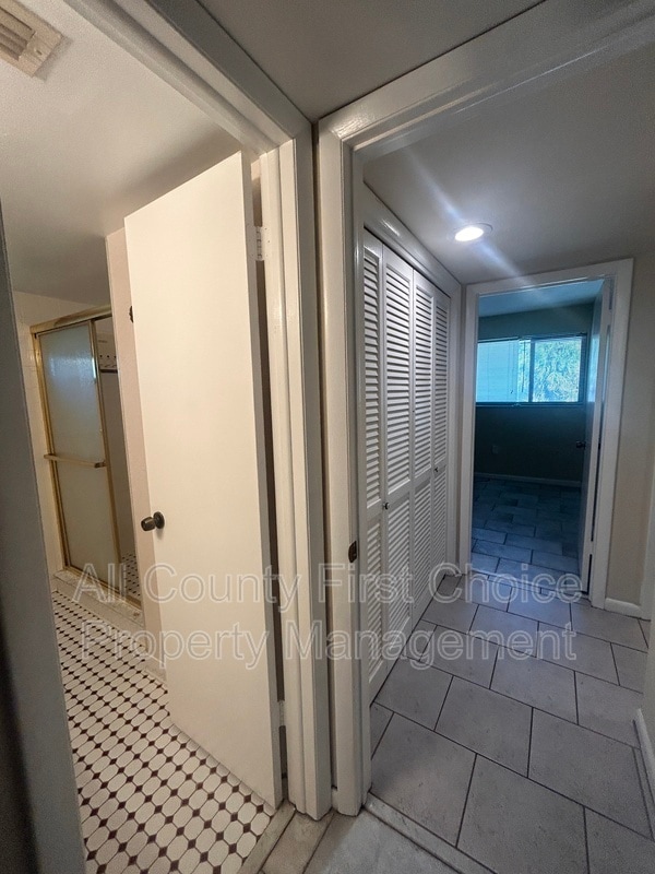 Building Photo - 760 S Village Dr