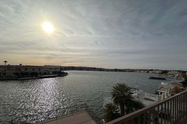 Primary Photo - Spacious 5-bedroom, 3-bathroom short-term ...