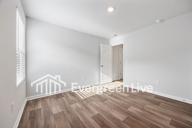 Building Photo - 1715 King Oaks Lp