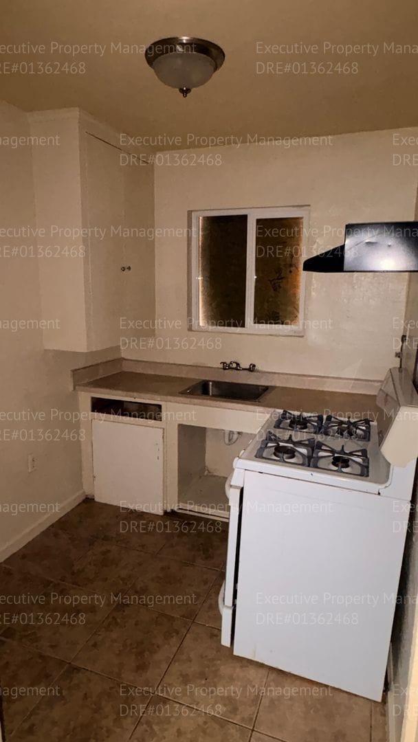 Building Photo - 105 E 8th St