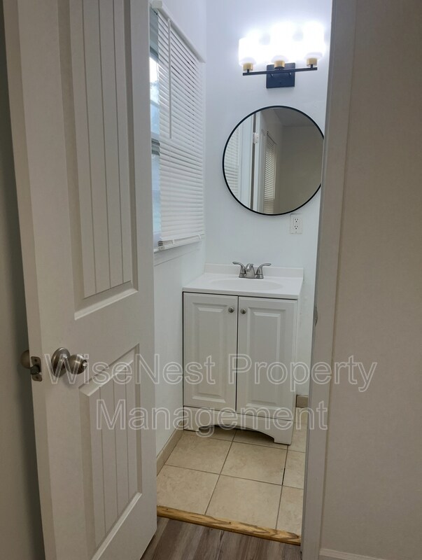 Building Photo - 805 W 39 St N