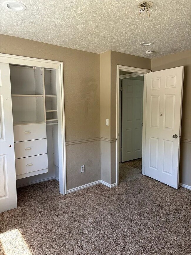 Building Photo - 595 Mountainville Cir