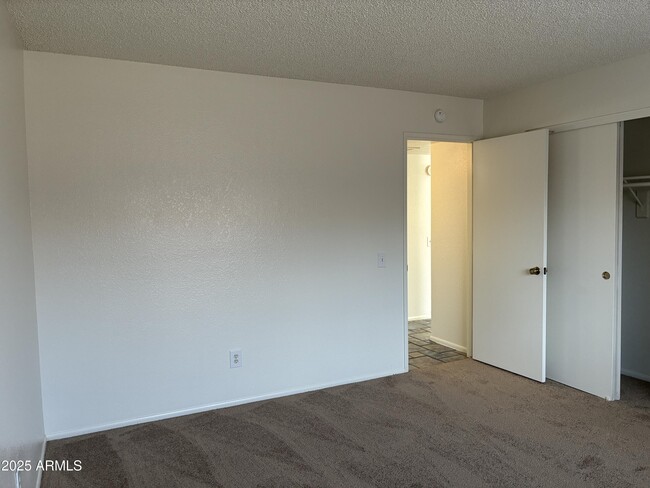 Building Photo - 3233 W Mohawk Ln