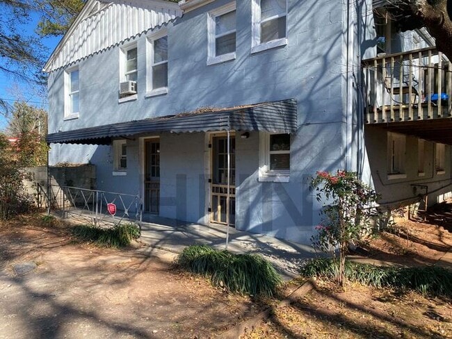 Building Photo - Spacious 2 Bedroom Terrace Level Apartment