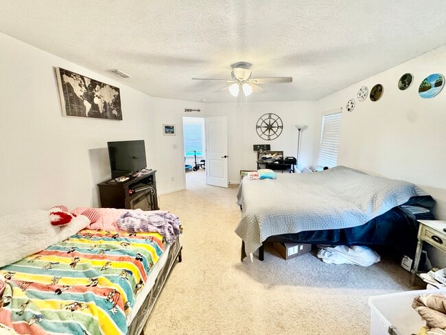 Building Photo - 13238 N Lndg Cir W