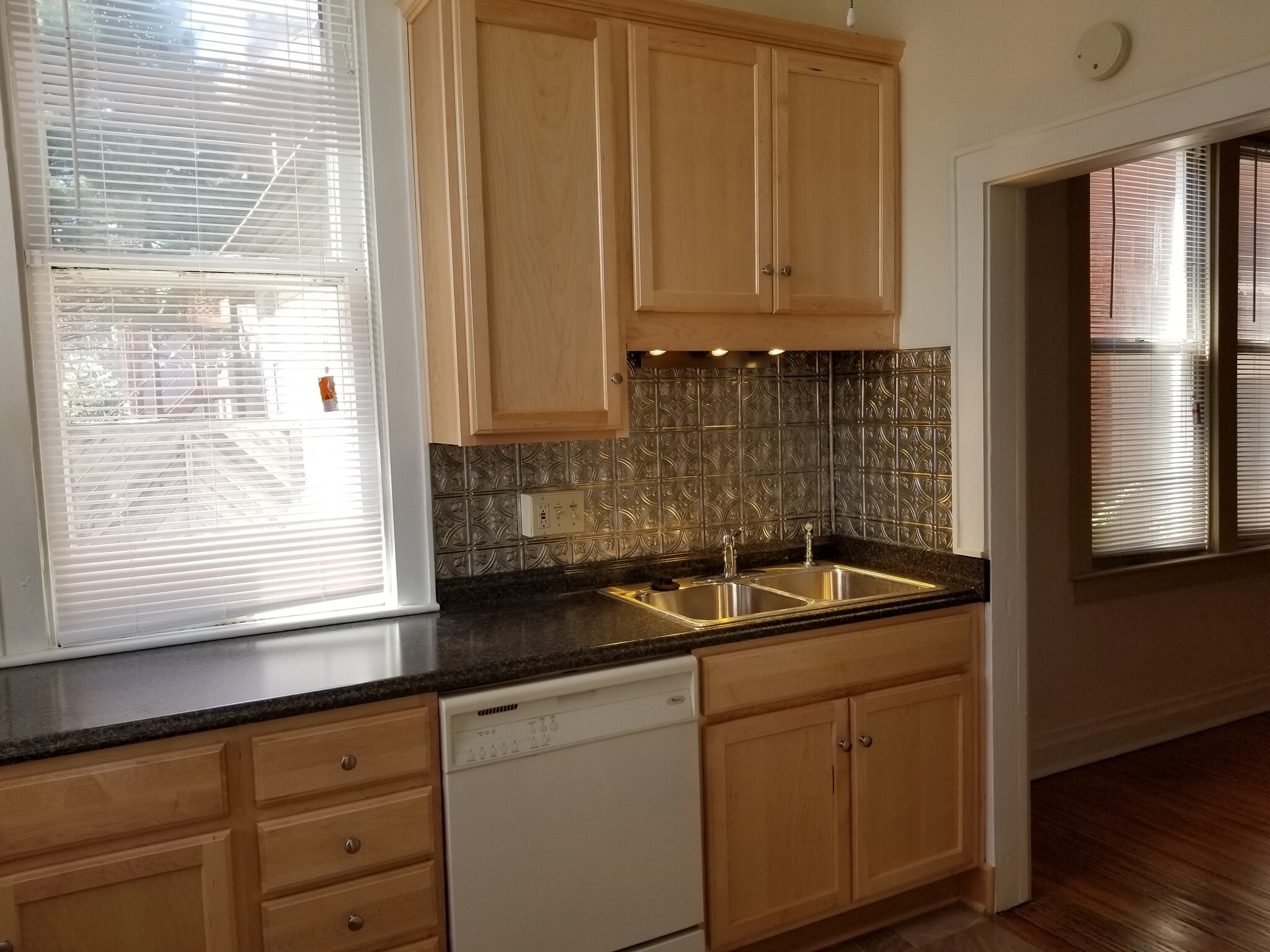 Kitchen - 137 W Hubbard Ave