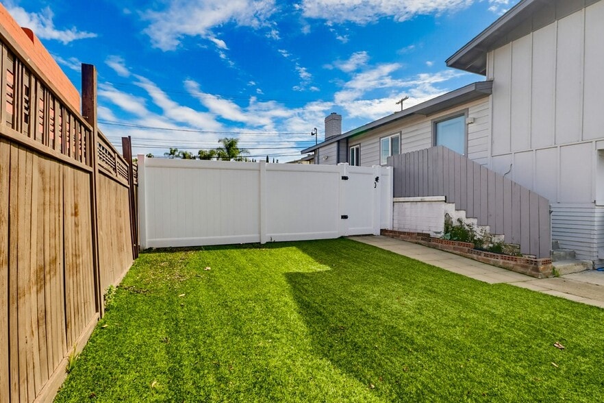 Building Photo - 9234 -9236 Winter Gardens Blvd