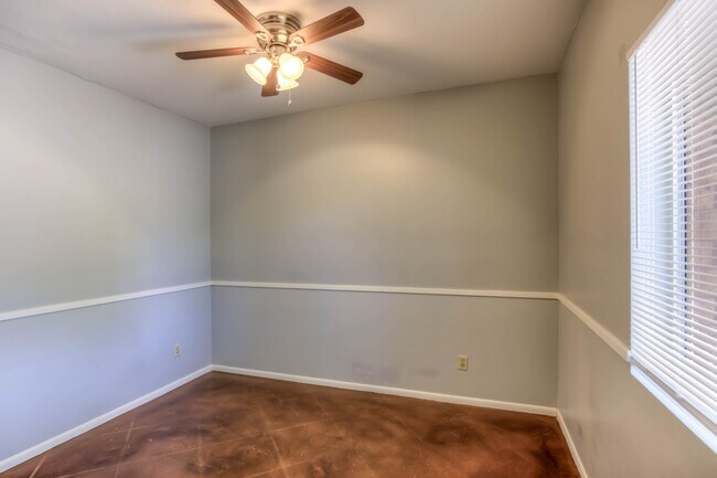 Building Photo - 1422 S Moonflower Ln