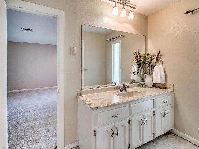 Building Photo - 1533 Glenbrook Dr