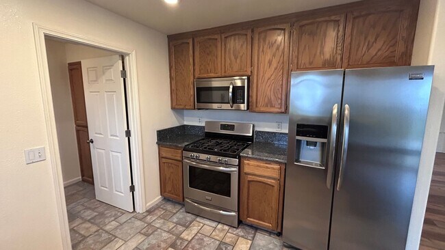 Building Photo - 14575 Avenida Central