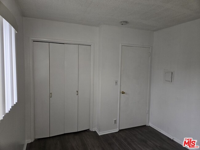 Building Photo - 1233 Tamarind Ave