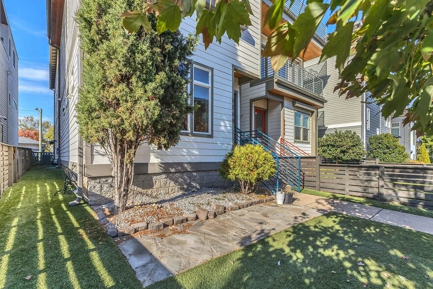 Building Photo - 606B Hume St