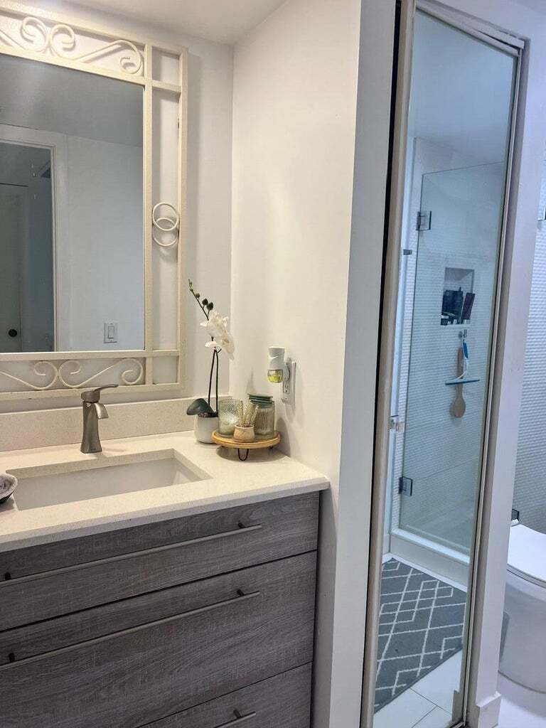 Building Photo - 1700 Embassy Dr