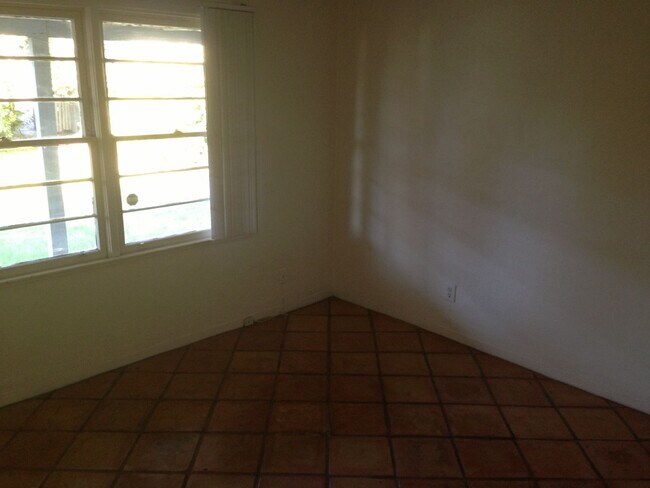 Building Photo - **Spacious 3-Bedroom Home in Tempe**