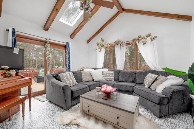 Building Photo - 10 Hanover Dr