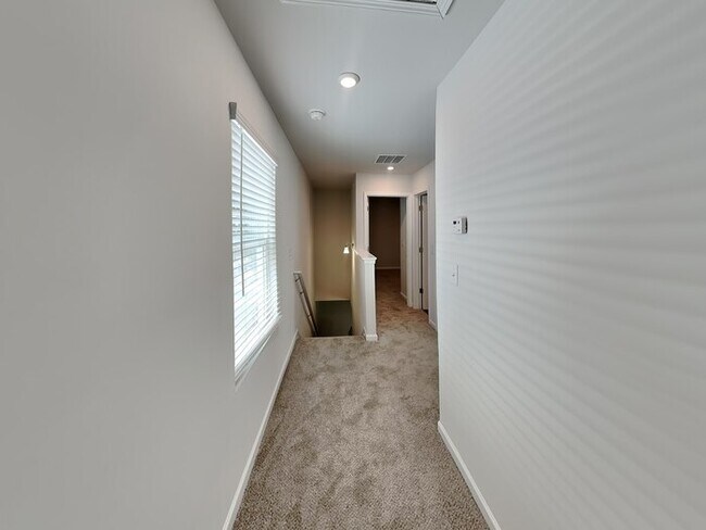 Building Photo - Lovely 3 Bedroom 2.5 Bath Home located in ...