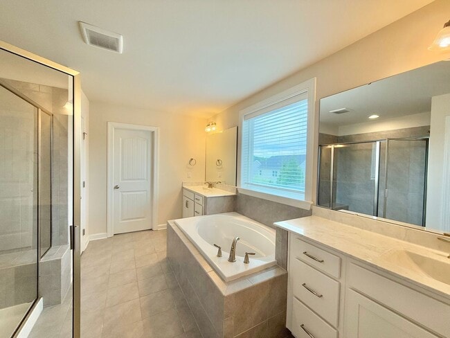 Building Photo - Beautiful 4BD, 3BA House with Bonus Family Room, Large Fenced Backyard, and Finished 2-Car Garage...