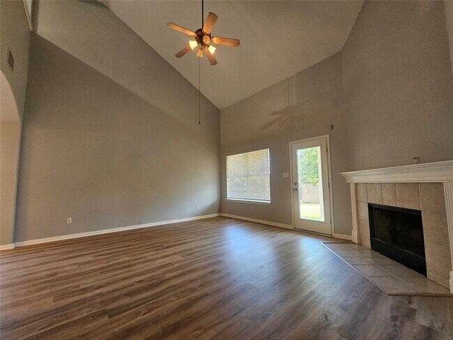 Building Photo - 164 Ashwood N