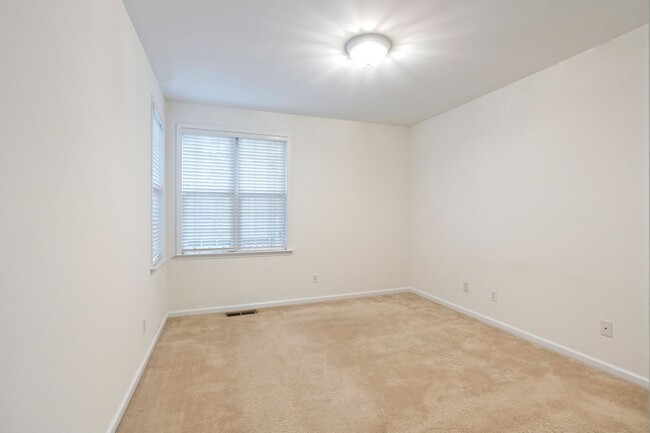 Building Photo - End Unit Townhome with Open Floor Plan ! A...