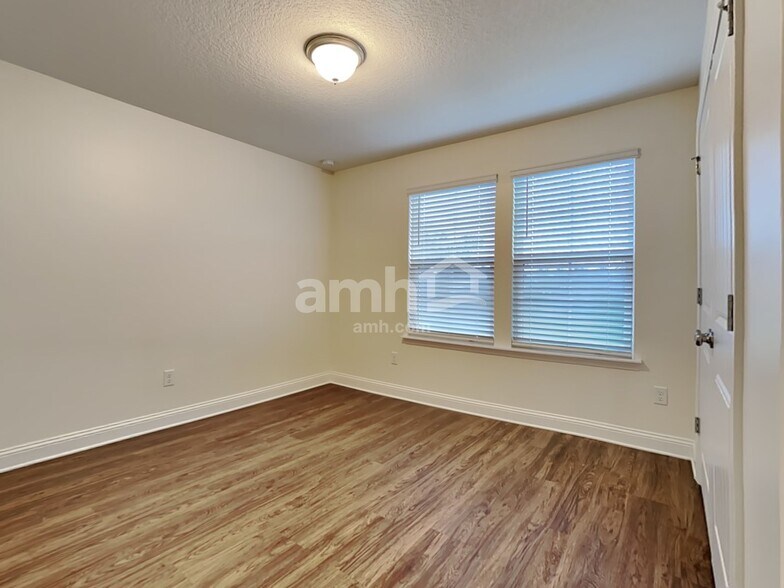 Building Photo - 3154 Creek Village Ln