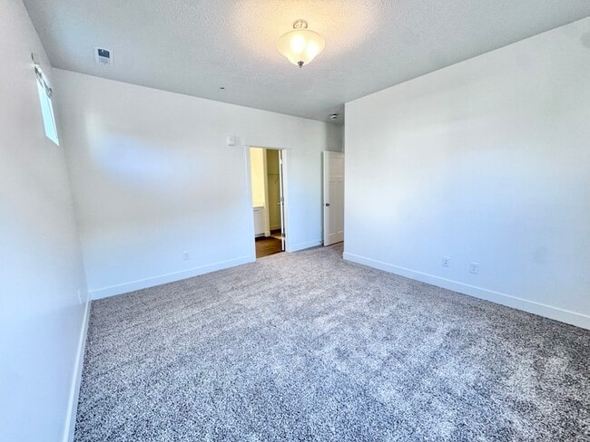 Building Photo - 4655 Alder Dr