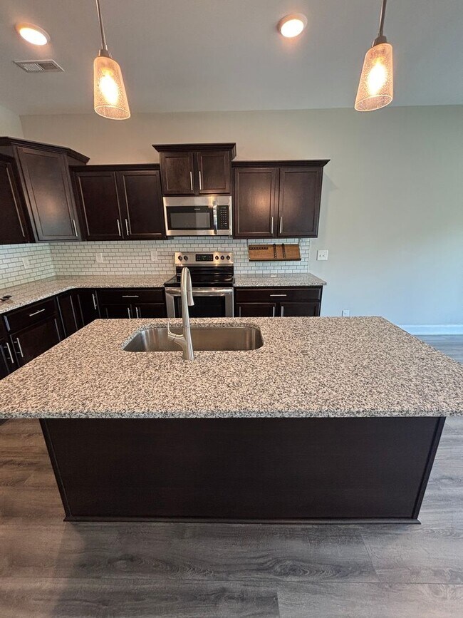 Building Photo - 4 Bedroom 2 1/2 Bath Pet Friendly Home For Rent Near Post!