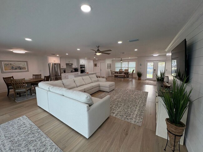 Building Photo - Beautifully Furnished Pool Home with Boat ...