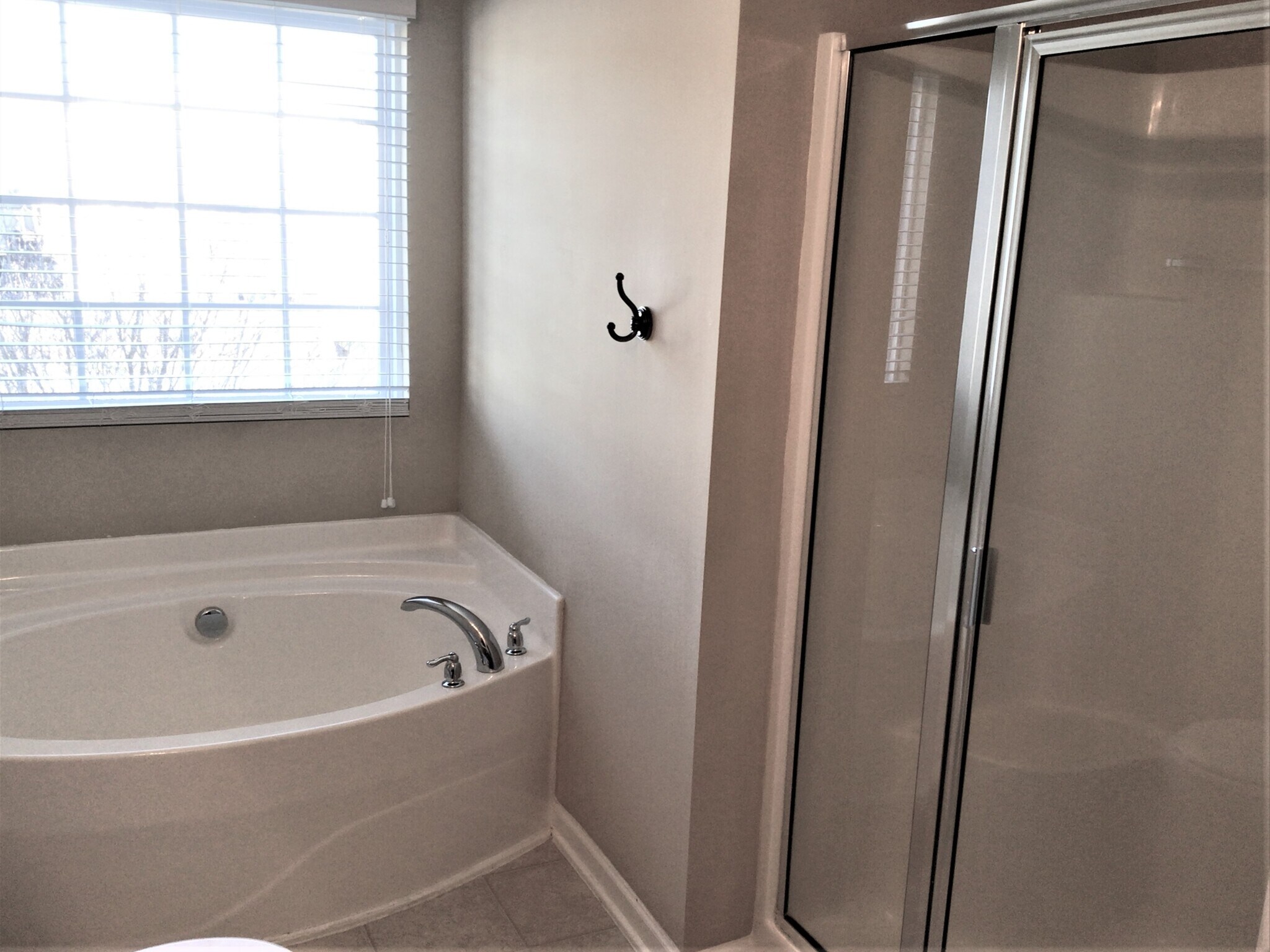 Building Photo - 6140 Glen Way Dr