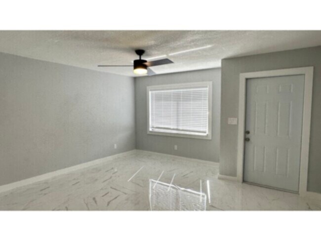 Building Photo - Recently Remodeled, Coming Soon!