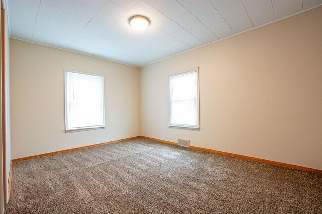 Building Photo - 2 Bedroom / 1 Bath Home in Carter Lake!