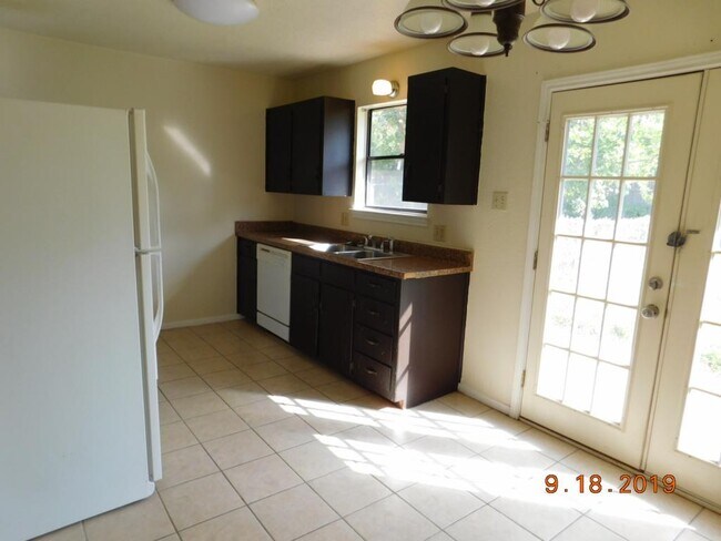 Building Photo - 206 Jason Dr