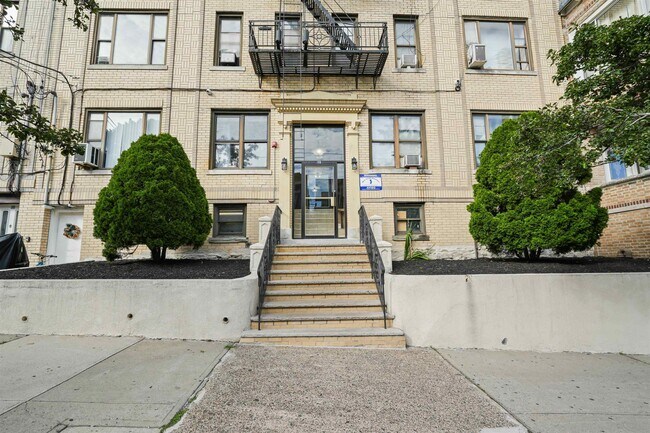 Building Photo - 14 65th St