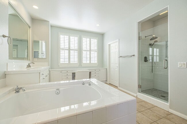 Building Photo - Refined Living in the Heart of Valencia