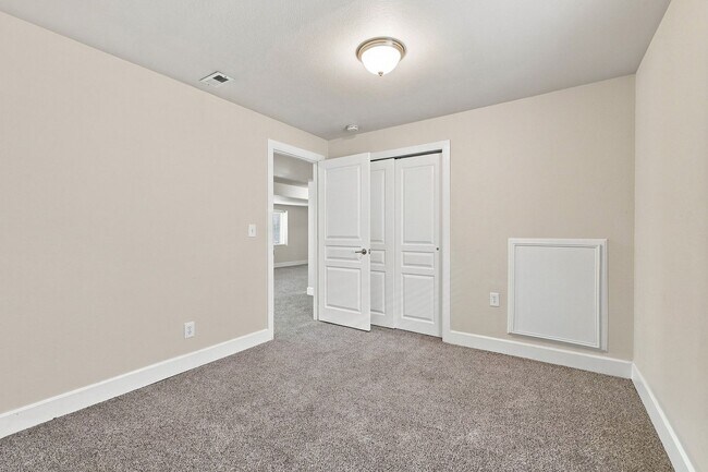 Building Photo - 2202 Hanham Dr