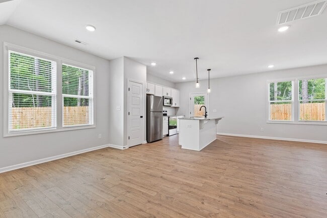 Building Photo - Nearly New 3 Bedroom home minutes to downt...