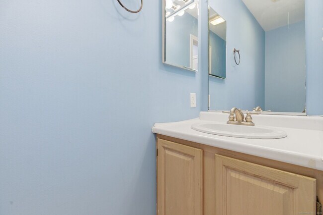 Building Photo - 48 Strawberry Hill Ave