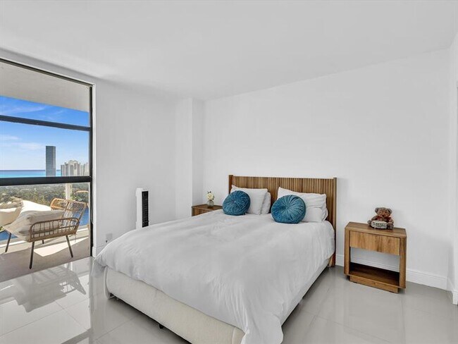 Building Photo - 20515 E Country Club Dr