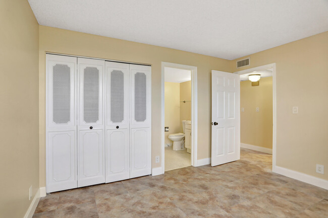 Building Photo - 3 Royal Palm Way