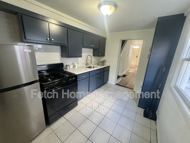 Building Photo - 615 Lake St