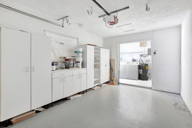 Building Photo - 6707 NW 70th St