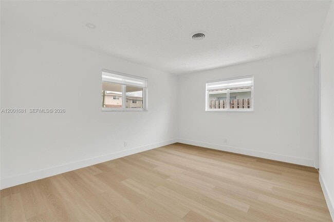 Building Photo - 1611 NE 50th Ct