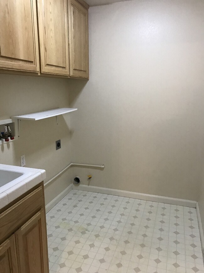 Building Photo - Beautiful 4 Bedroom, 2.5 Bath Master BR downstairs Tracy Home